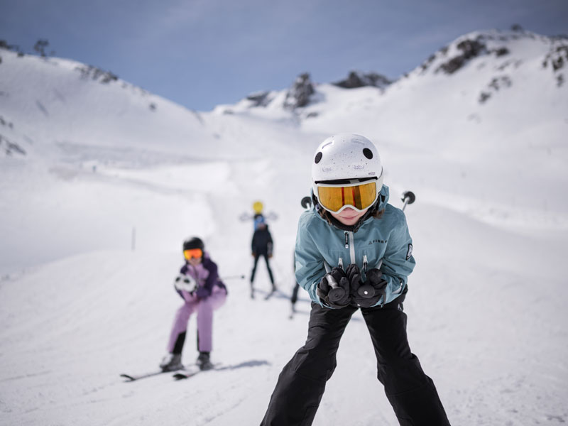 Kinder beim Skifahren im Schnee
