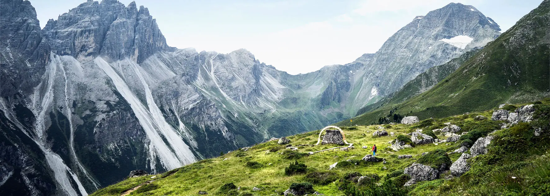 Berglandschaft mit Felsen und Wiese