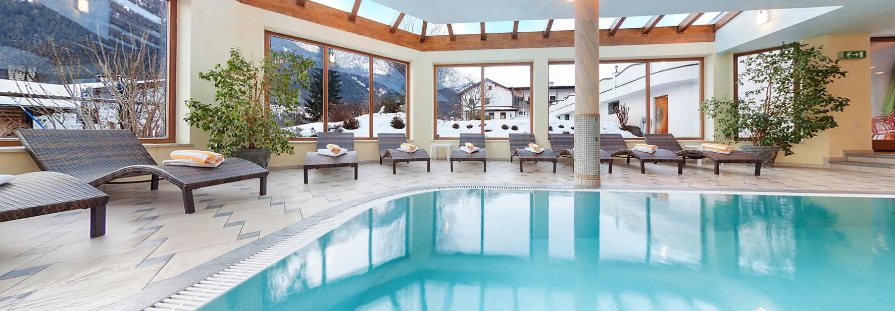 Helles Schwimmbad mit Panoramafenstern