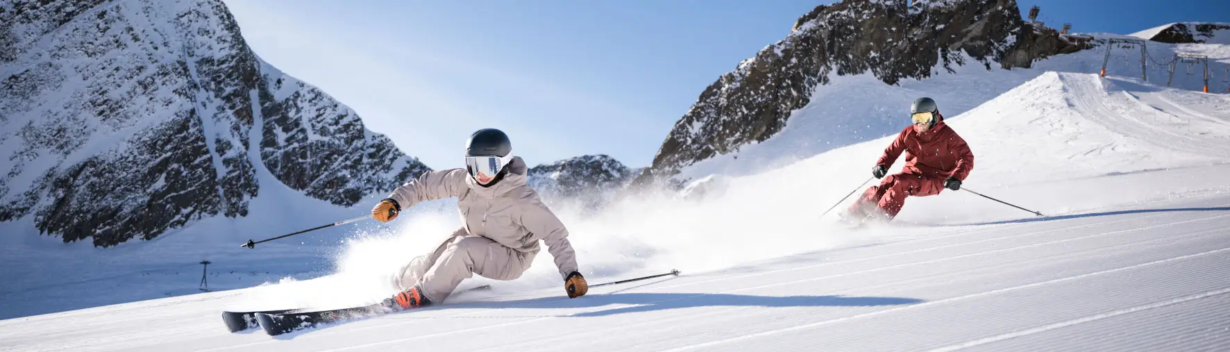 Skifahrer auf schneebedeckter Piste