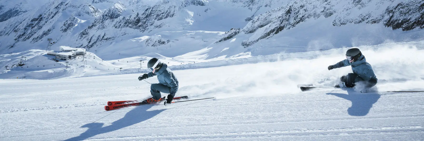 Skifahrer und Snowboarder im Schnee