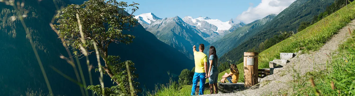 Berglandschaft mit Menschen und Aussicht.