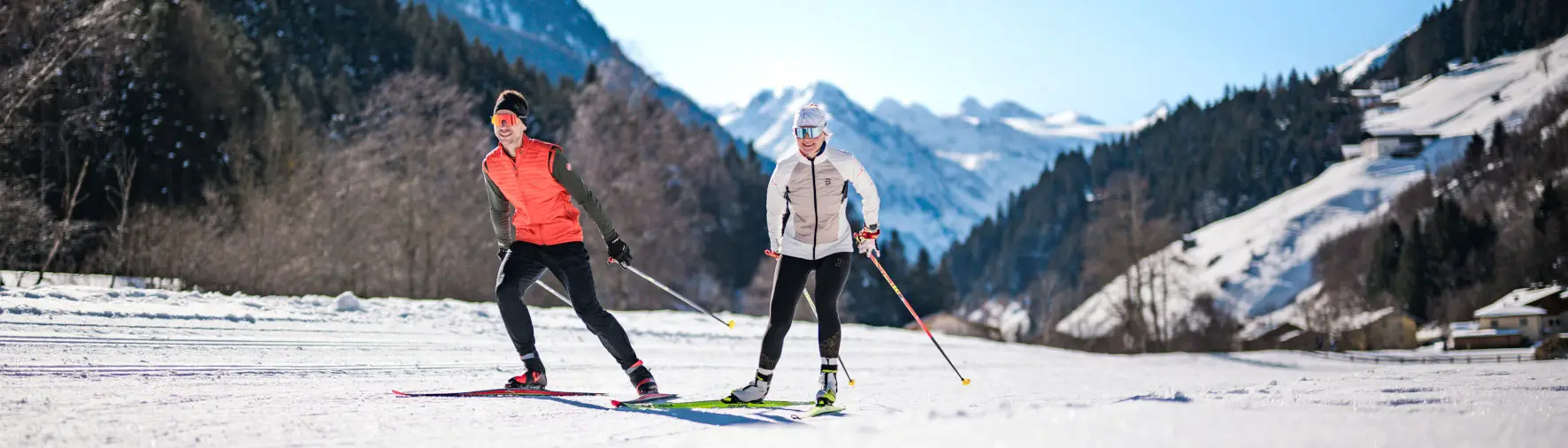 Zwei Skilangläufer im Schnee