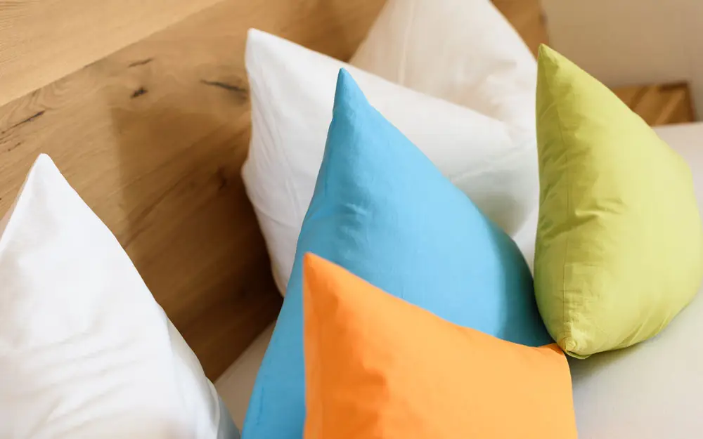 Bunte Kissen auf einem Bett
