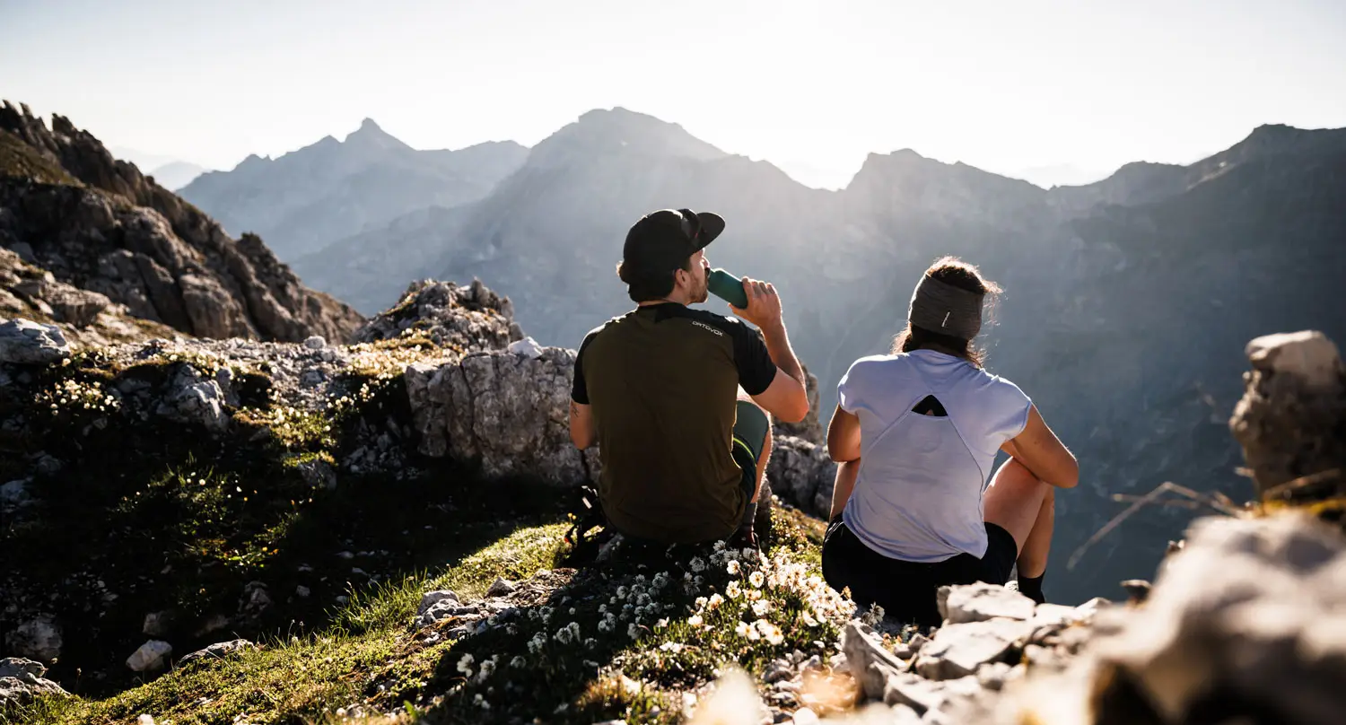 Zwei Personen genießen die Berglandschaft. Stubaital