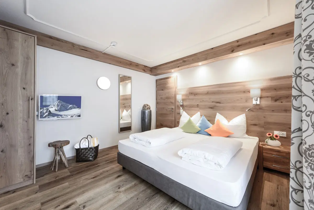 Helles, modernes Schlafzimmer mit Holzdetails.