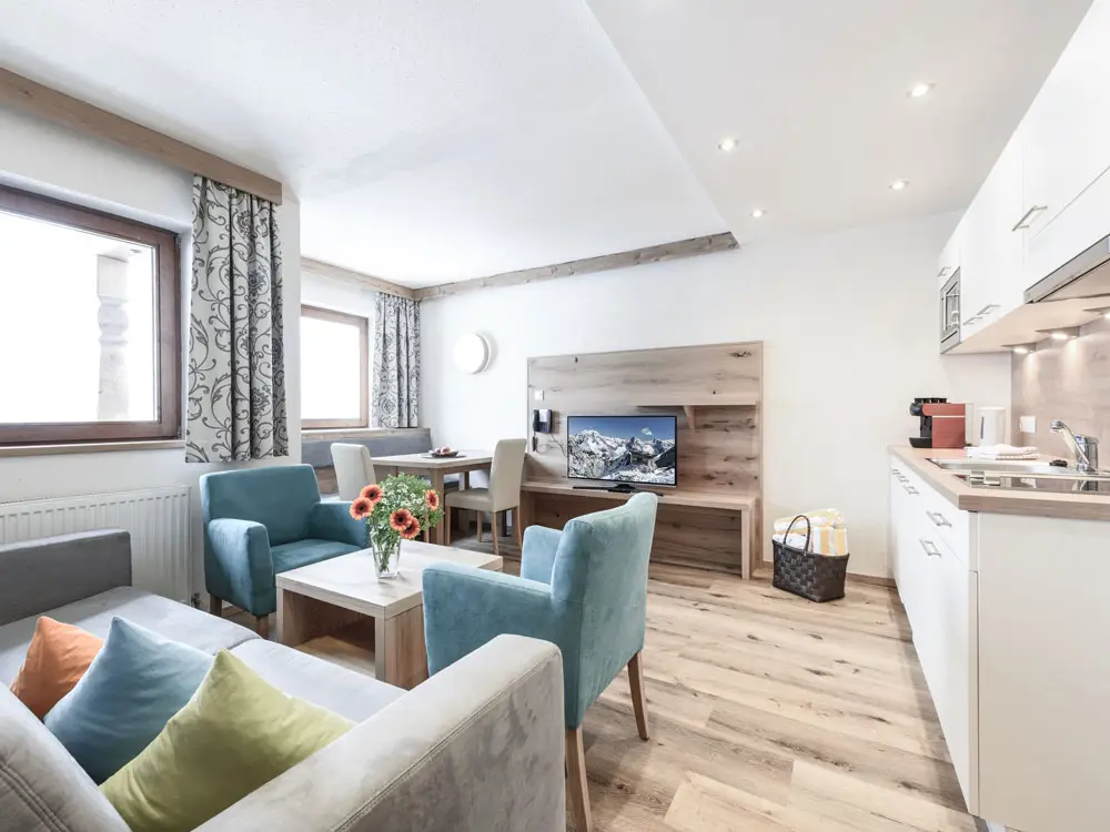 Helle, moderne Wohnküche mit Möbeln Family Apart Stubai