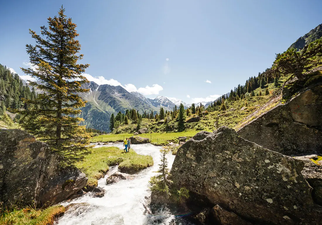 Wanderer in malerischer Berglandschaft. Stubaital