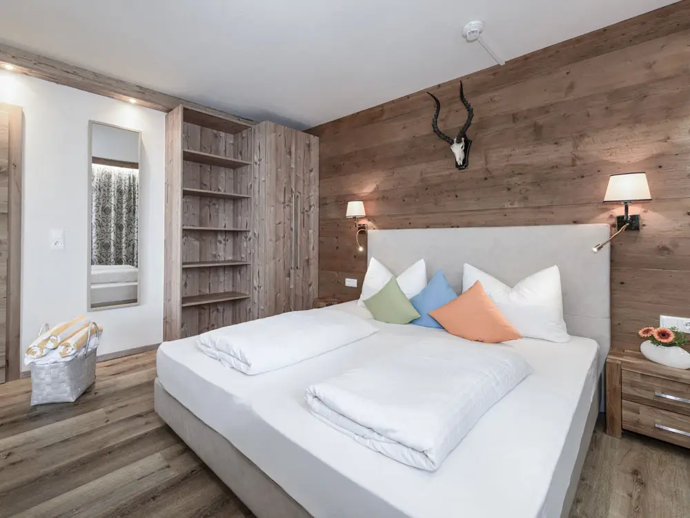 Gemütliches Schlafzimmer mit Holzdekor Family Apart Stubai