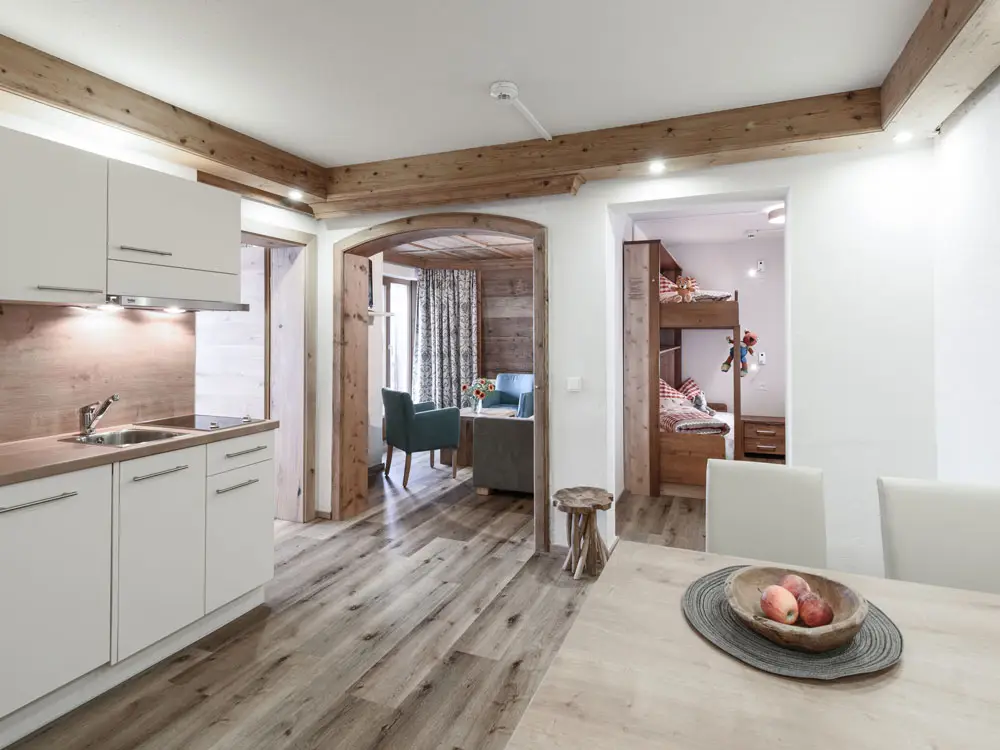 Moderne Wohnung mit Holzdetails. Family Apart Stubai
