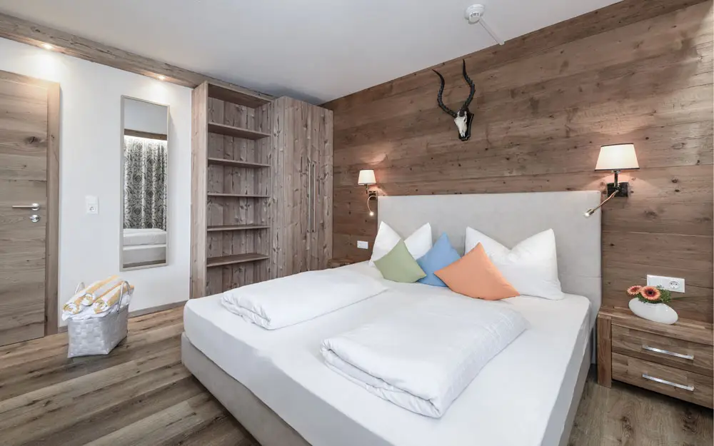 Helles Schlafzimmer mit Holzdekor