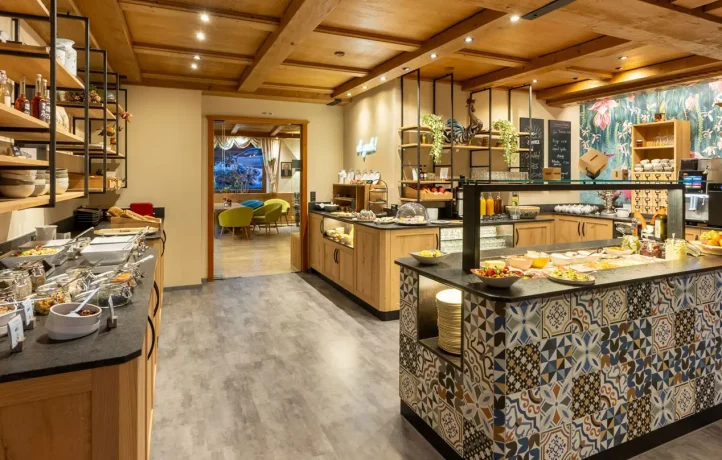 Moderne Küche mit vielfältigem Buffet, Frühstück Morgenbrot Fulpmes