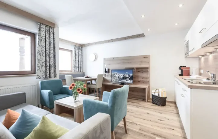Helle, moderne Wohnung mit gemütlicher Einrichtung.