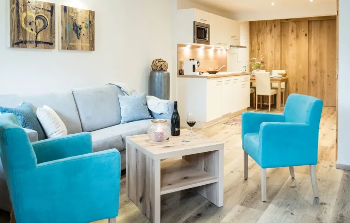 Helles Wohnzimmer mit moderner Einrichtung Family Apart Stubai