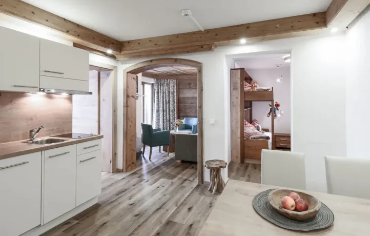 Moderne Wohnung mit Holzdetails. Family Apart Stubai