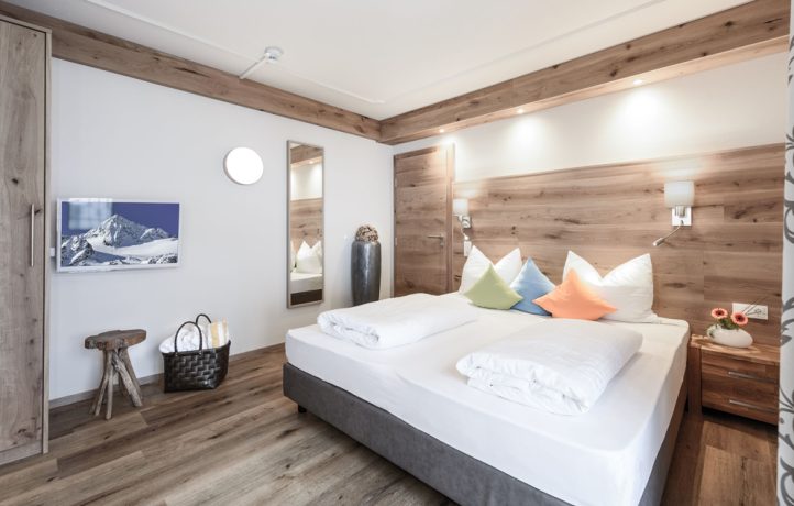 Helles, modernes Schlafzimmer mit Holzdekor