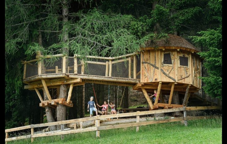 Baumhaus im Wald mit Kindern